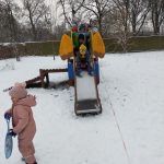 Zabawy zimowe na śniegu w grupie Kreciki
