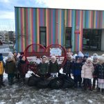 Dzieci wrzucają nakrętki plastikowe do serduszka