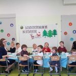 dzieci zabawa i jedzenie