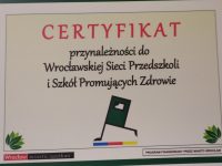 certyfikat przynależności do Wrocławskiej Sieci Przedszkoli i Szkół Promujących Zdrowie