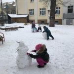 dzieci zabawa śnieg