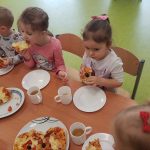 dzieci robią pizzę