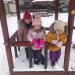 dzieci zabawy na śniegu